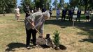 La alcaldesa de Gij�n, Ana Gonz�lez, plantando el tejo en homenaje a las v�ctimas del coronavirus