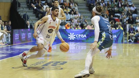 Sergi Quintela, defendido por Littleson en el partido ante el Menorca