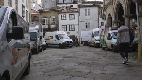 Furgonetas y camiones de carga y descarga en el casco histórico en Santiago