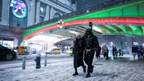 Varias personas pasean por las inmediaciones de la Gran Estaci�n Central de Nueva York, en medio de la nevada