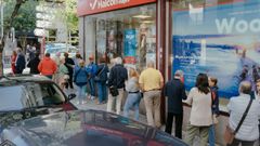 Un grupo de personas haciendo colas frente a una agencia de viajes el da que salen las plazas del Imserso.