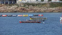 La trainera�femenina de Cabo da Cruz, en primer plano, en la Bandeira Cidade da Coru�a