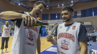 Dos de los capitanes del Obradoiro, Leo Westermann, a la izquierda, y Sergi Quintela brindan para La Voz de Galicia tras el entrenamiento matinal de este martes.