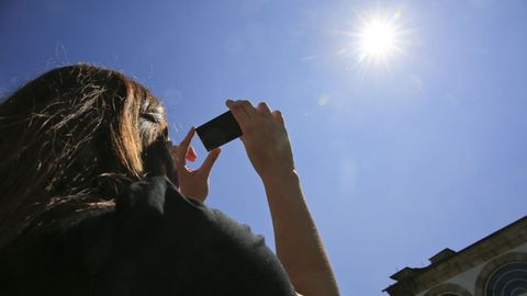 Los lucenses se las arreglaron como pudieron para ver el eclipse