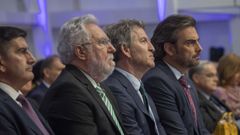 Alberto Nez Feijoo, el 24 de julio durante la entrega de las Medallas de Galicia 2025, junto al conselleiro de presidencia, Diego Calvo (a la derecha), y al presidente del Parlamento gallego, Miguel ngel Santalices.