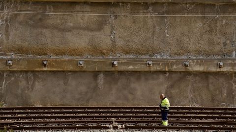 Imagen de las obras de emergencias sobre el talud que se vio gravemente afectado por el pasado temporal a su paso por &Aacute;lora (M&aacute;laga) y que mantiene sin servicio directo la conexi&oacute;n del AVE Madrid-M&aacute;laga a las puertas de Semana Santa. 
