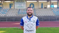El lateral Jacobo Gonz�lez, con la equipaci�n noiesa, sobre el c�sped del Julio Mato Matito