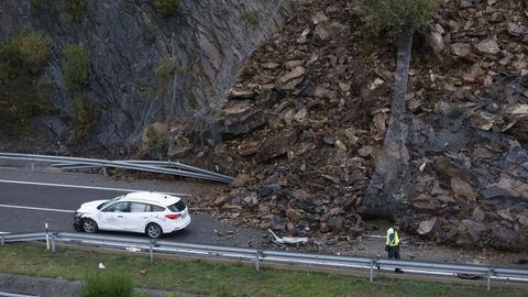 El desprendimiento de tierras arrastr un coche, pero el conductor sali ileso