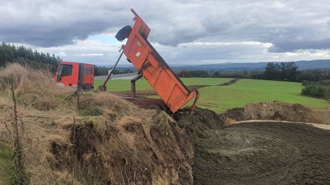 Usaban una retroexacavadora y dos camiones para verter el purn. 