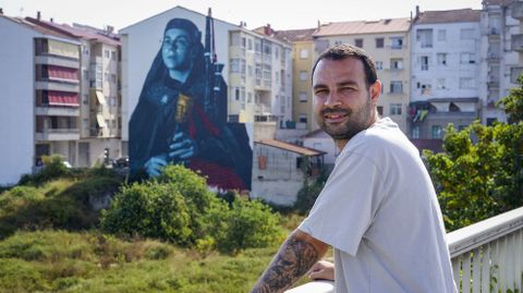 Mon Devane, ante el mural de una gaiteira de la Real Banda de Gaitas da Deputaci�n, en Ourense