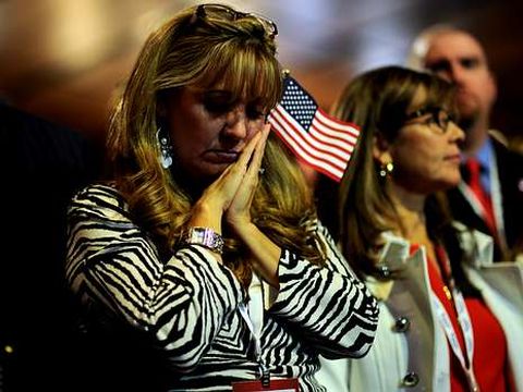 Una activista republicana escucha a Romney en Boston.