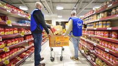 Dos de los internos de A Lama que este fin de semana participaron en la recogida anual de comida del banco de alimentos en Pontevedra.