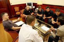 Rey Varela y el concejal Langtry se reunieron con el grupo de bomberos.