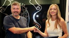 Francisco Calo y Fabiola Garc�a, durante la firma de los convenios para acometer mejoras en el centro de d�a y la escuela infantil de Outes