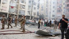 Militares inspeccionan el edificio bombardeado en Beirut.