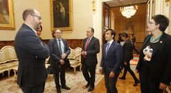 Rey Varela, Noriega y Marc Sim�n firmaron el convenio de colaboraci�n del CaixaProInfancia. 