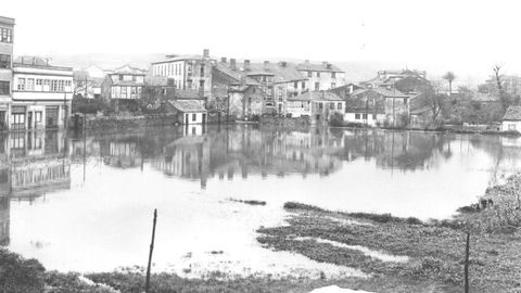 Desbordamiento del río Monelos en el año 1959. La balsa de agua está situada en lo que hoy sería el edificio de la Xunta de la calle Caballeros.