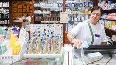 Farmacia Julia Prieto, en Ferrol, donde notan un repunte en la venta de test de ant�genos.