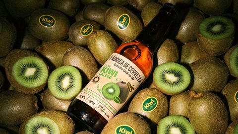 Imagen de La de Kiwi, la nueva creaci&oacute;n de Estrella Galicia en colaboraci&oacute;n con Kiwi Atl&aacute;ntico.