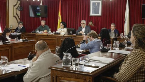 Pleno de Lugo, con Reigosa de espaldas a la derecha, el alcalde presidiendo y a la izquierda, al fondo, Candia