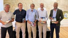 Pedro Garc�a Cuartango, junto a varios de los asistentes al acto.