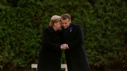 Merkel y Macron se dieron un abrazo en el memorial contra las atrocidades de la guerra en el bosque de Compi�gne