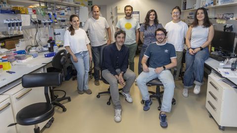 Pablo Aguiar (primero por la izquierda sentado), posa con su grupo de Laboratorio de Biomarcadores de Imagen Molecular y Teragnosis.