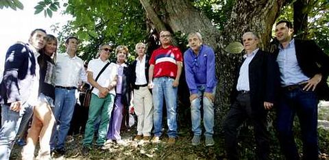 El actor y la fundadora de rguete posaron delante de uno de los castaos de la Ruta do Talento de Ris. 