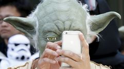 �Selfie con palo tomar no debes�. Un participante disfrazado de Yoda toma una autofoto.