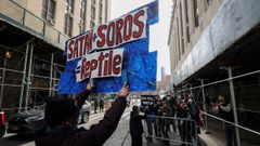 Un seguidor de Trump sostiene una pancarta contra el multimillonario George Soros, al que el expresidente implica en la caza de brujas contra �l.