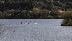 Pirag�istas entrenan en el embalse de Trasona