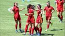 Jugadoras de la selección sub-17 de fútbol femenino celebran uno de sus goles en la final