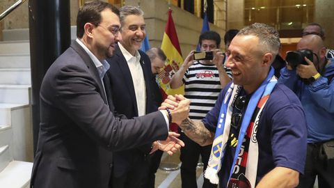 El presidente del Principado de Asturias Adri�n Bab�n saluda a Santi Cazorla durante la recepci�n este domingo al Real Oviedo con motivo de su ascenso a la Primera Divisi�n del f�tbol espa�ol