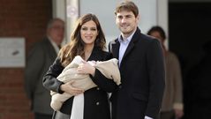 Iker Casillas y Sara Carbonero posan con Martín a la salida de la clínica
