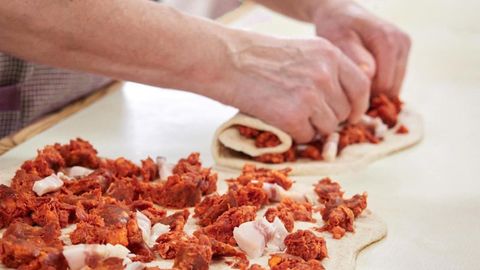 Relleno y enrollado del bollo de chorizo