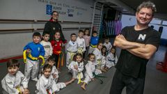 Juan Luis Mart�nez, con parte de sus pupilos en la sede del Natural Sport.