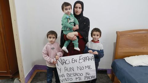 Wahida, afgana y con tres hijos, casi dos aos pendiente de un proceso de reagrupacin familiar. Su marido no conoce a uno de sus hijos.