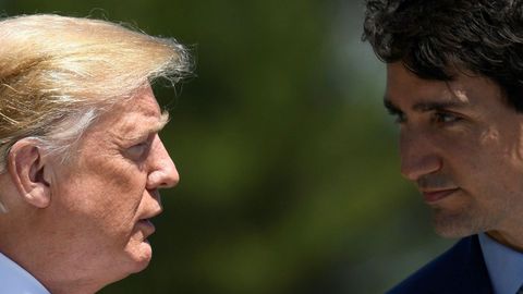 El presidente de EE. UU., Donald Trump, conversa con el primer ministro canadiense, Justin Trudeau