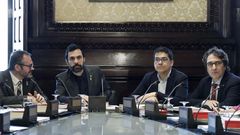 La Mesa del Parlamento catal�n, dominada por los independentistas, decidi� este martes continuar con la reforma legislativa que permitir�a una investidura sin que el candidato est� presente