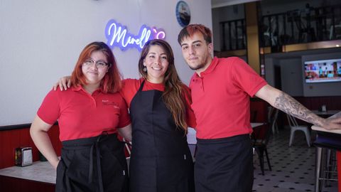 Susan Mirella Pe�a, con Valeria y Diego, en la cafeter�a pizzer�a Mirella�s, de Celanova.