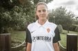 Rosa Men�ndez, jugadora del femenino 'B', con la nueva camiseta del Sporting