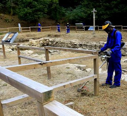 Operarios de la Diputaci�n trabajando en un yacimiento de Valga.