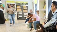 Solicitantes de la regularizaci&oacute;n extraordinaria haciendo tr&aacute;mites en Correos de Vigo