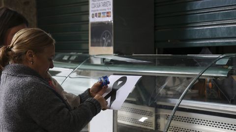 Tras el crimen, los puestos de la plaza se llenaron de lazos negros en memoria de Antonio Costa