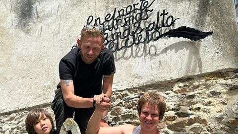 El herrero ruso Pavel Yakushev, autor de la obra, junto con Denis Schep, impulsor del proyecto cultural Bravos Foundry, con la obra de arte ligero que han instalado en la Avenida de Lourdes