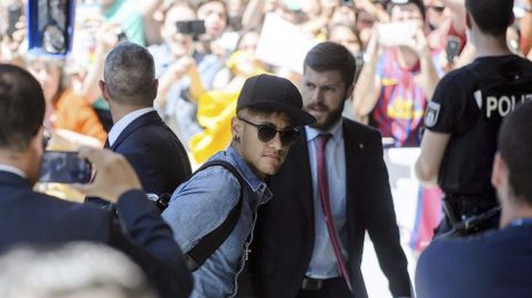 Neymar a su llegada al hotel de Berl�n donde el F.C. Barcelona ha instalado su cuartel general antes de la final de ma�ana