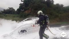Bombero sofoca un incendio de un veh�culo en la AP-66