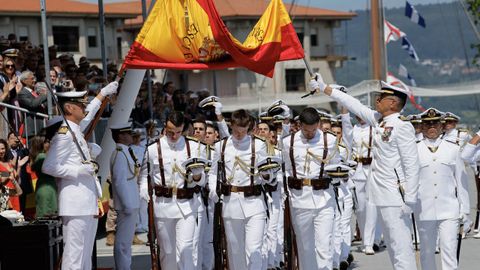 Entrega de los despachos a los nuevos oficiales de la Armada espaola