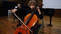 Ander Santos, alumno de violonchelo del Conservatorio de Ourense, durante el concierto de Santa Cecilia.