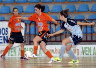 Claudia, con el bal�n, en el derbi gallego contra el Poio Pescamar. 